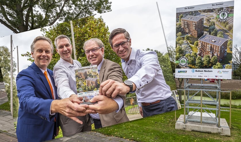 Willem Joosten (wethouder Leiderdorp), Chrétien Mommers (Rijnhart Wonen), Sven Wennekes (Ballast Nedam West), en Dennis Wedding (Amvest) met een miniatuur bouwbord.