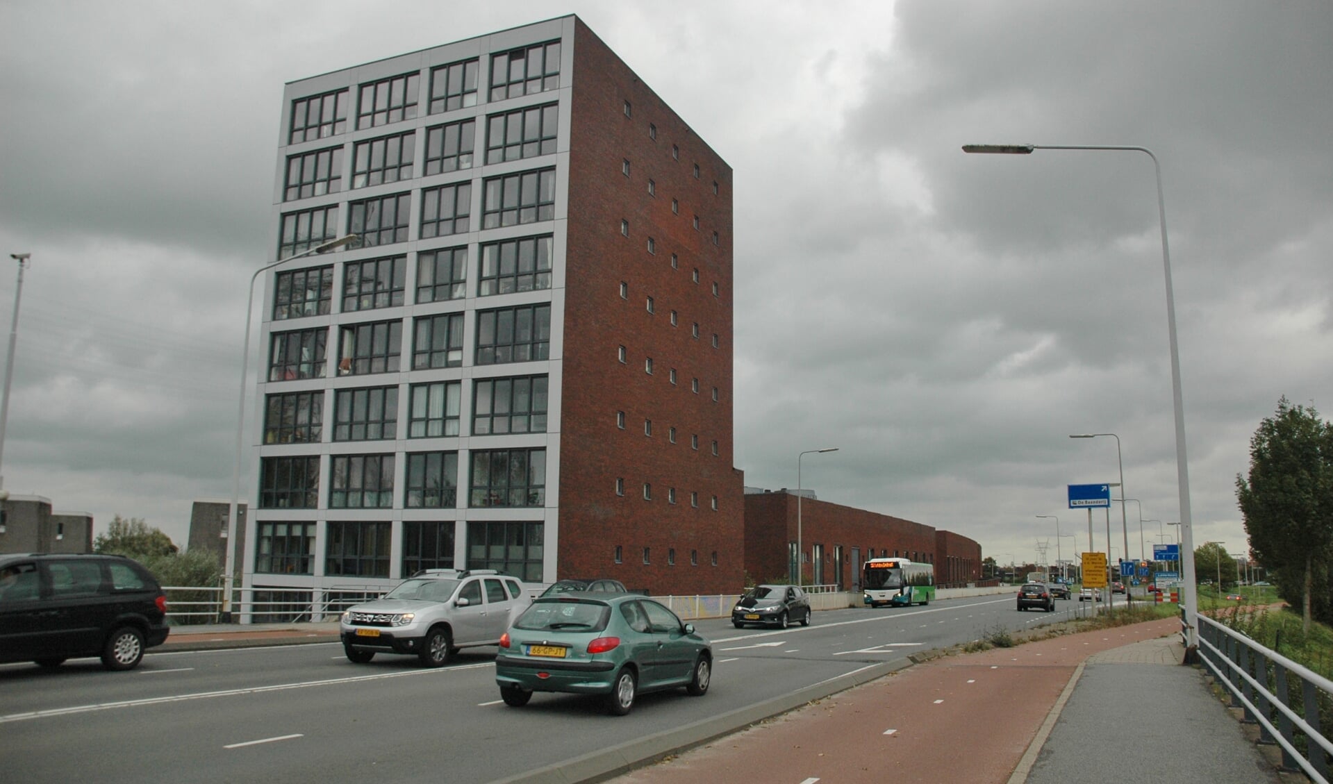 Het appartementenblokje aan de rand van de wijk Driegatenbrug op de grens van Leiderdorp en Leiden.