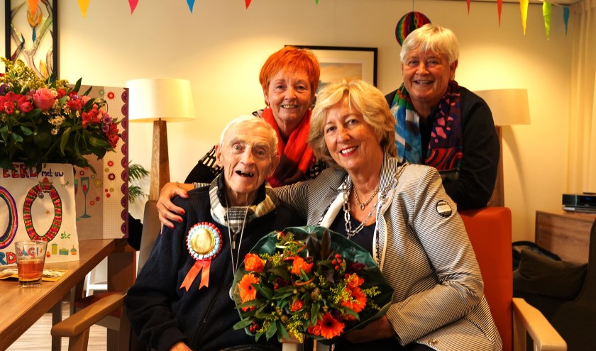 Willem Langeraar met burgemeester Driessen en zijn twee dochters.