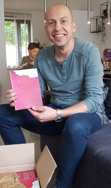 Peter Elshout met zijn nieuwe boek. | Foto: pr.