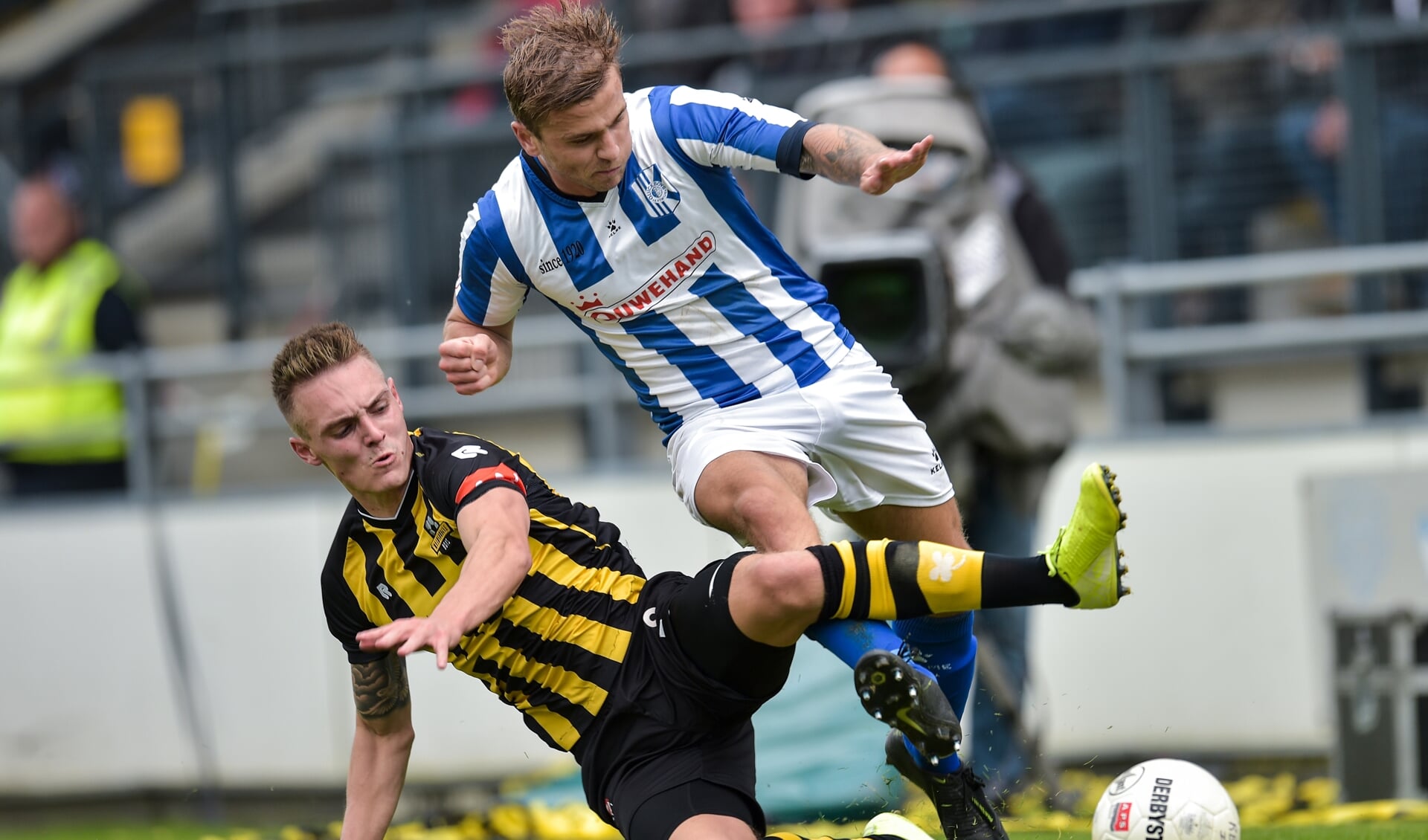 Marc Magan van Rijnsburgse Boys in duel met Joey Ravensbergen. | Foto: OrangePictures/Wim Wobbes