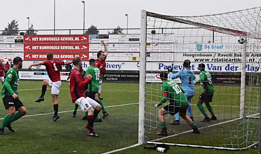 Max van Steen (arm in de lucht) kopt de 2-1 binnen. | Foto: PR