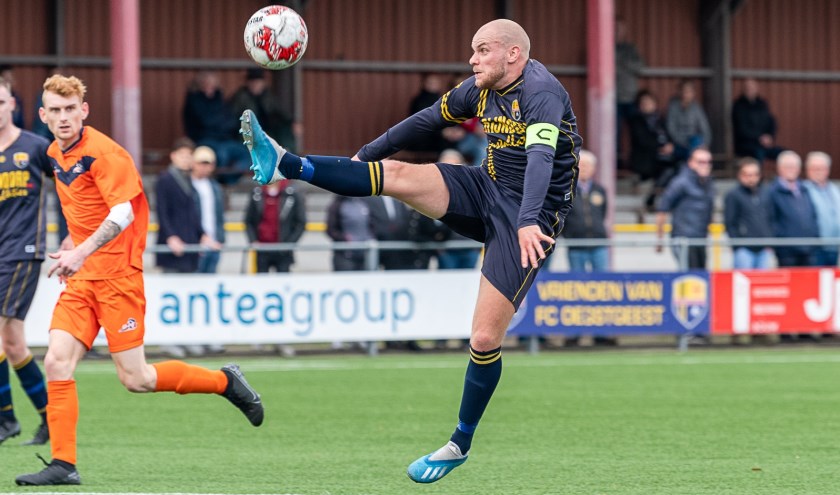 Bob den Hollander die later in de wedstrijd geblesseerd het veld moest verlaten.