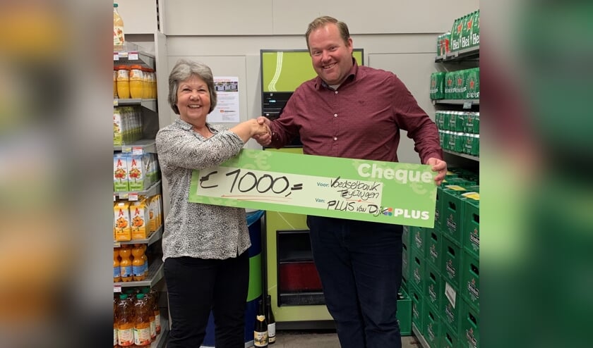 Riet Bakker nam de eerste opbrengst in ontvangst. | Foto: PR