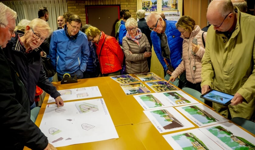 Drukte tijdens de inloopavond waarbij het schetsplan voor de Menswordinglocatie bekeken kon worden.