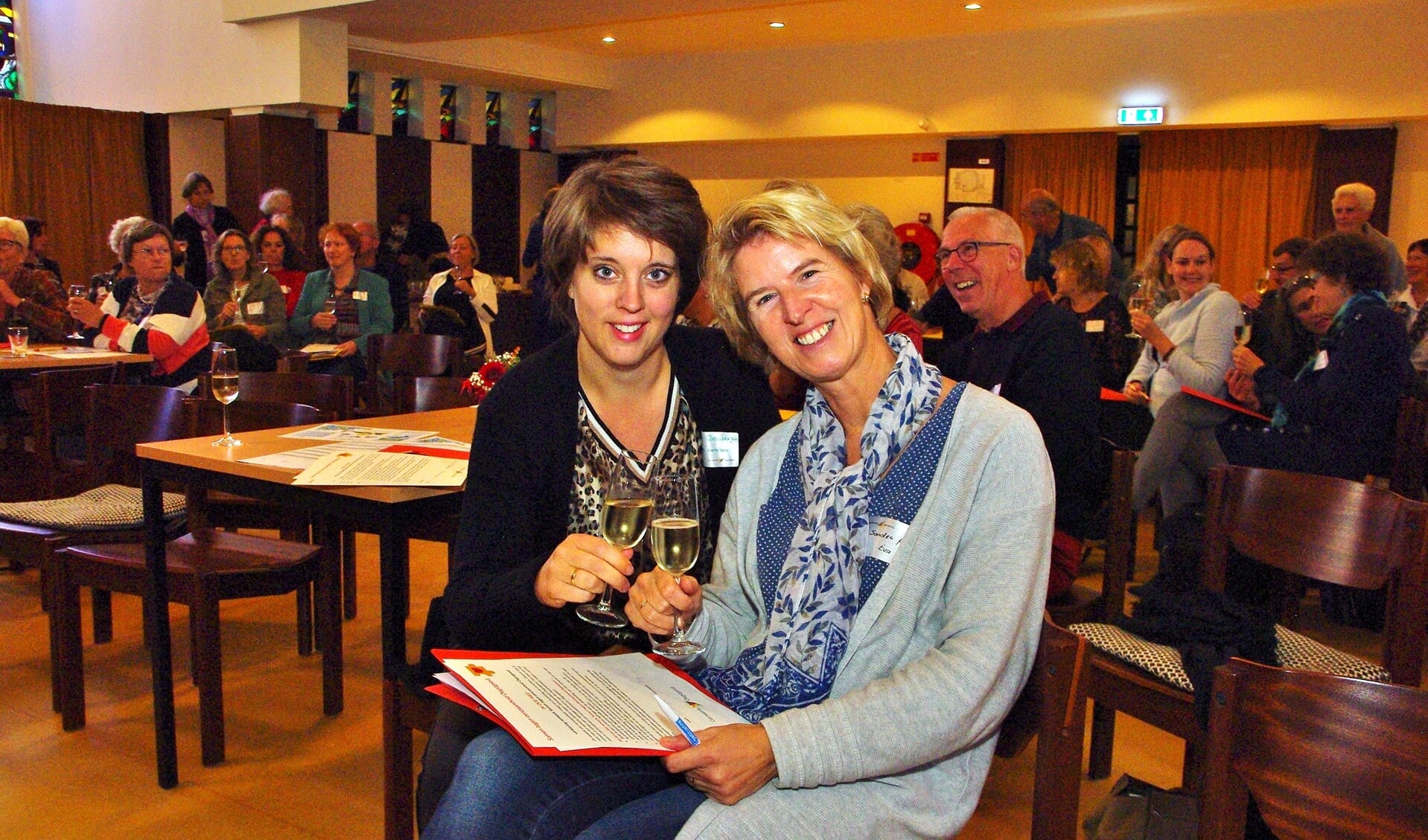 Sociaal makelaar Sietske Steenbergen heft samen met Sandra Poel (Adviseur Informele Zorg Stichting Eva) het glas.