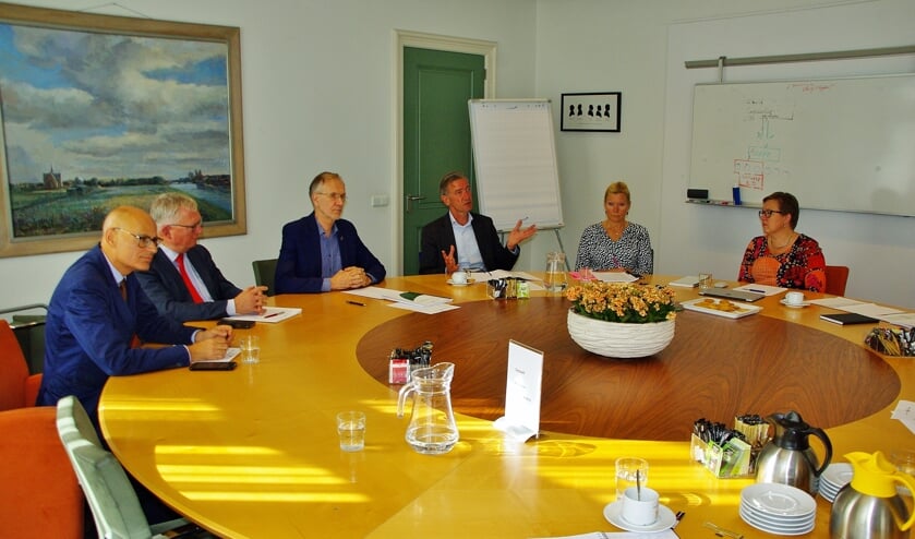 Het Oegstgeester college bij de presentatie van de begroting.