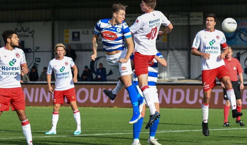 Marlon Versteeg van SV Spakenburg met een kopbal richting het doel van Noordwijk, | Foto: OrangePictures