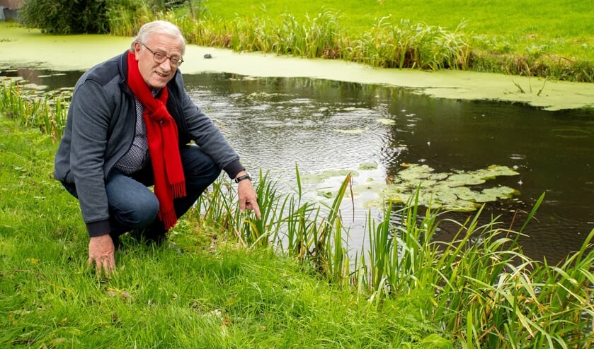 Karel van Muijden bij de nu bloemloze slootoever. | Foto: J.P. Kranenburg