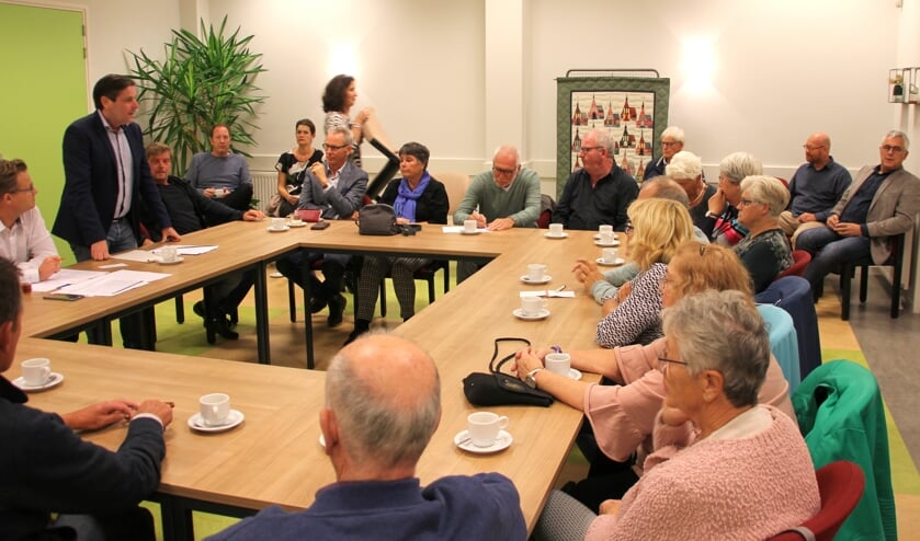 Wethouder Salman legt uit dat het deze keer niet gaat om klachtenlijstjes maar vooral om te weten wat er in de wijken leeft. | Foto: WS
