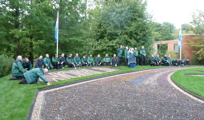 De tuinmannen poseren jaarlijks tijdens de start van het plantseizoen bij het aan te leggen mozaïek.