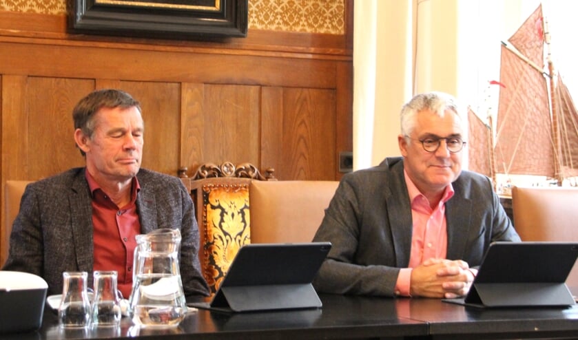 Wethouder de Jong (links) kondigt het samenstellen van een actuele omgevingsvisie aan. | Foto: Wim Siemerink