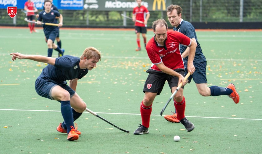Andreas Lehmann in een gevecht om de bal.