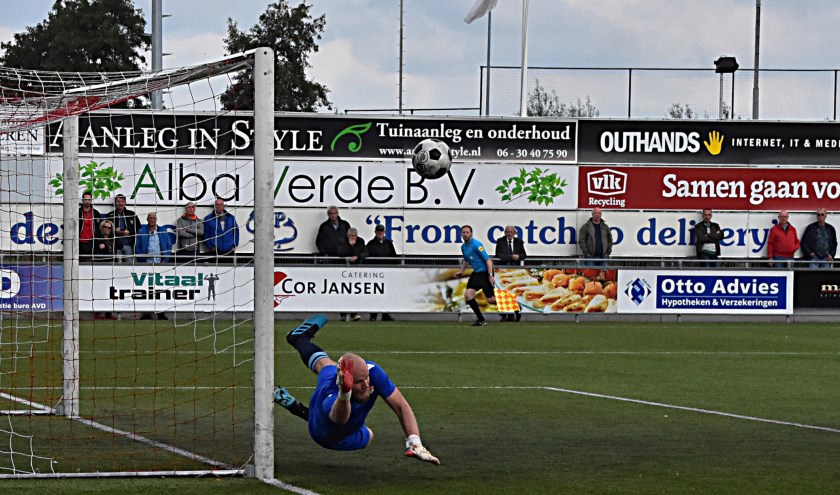 De vrije trap van Jaap van Duijn spat op de paal naast Doedee uiteen. | Foto: PR