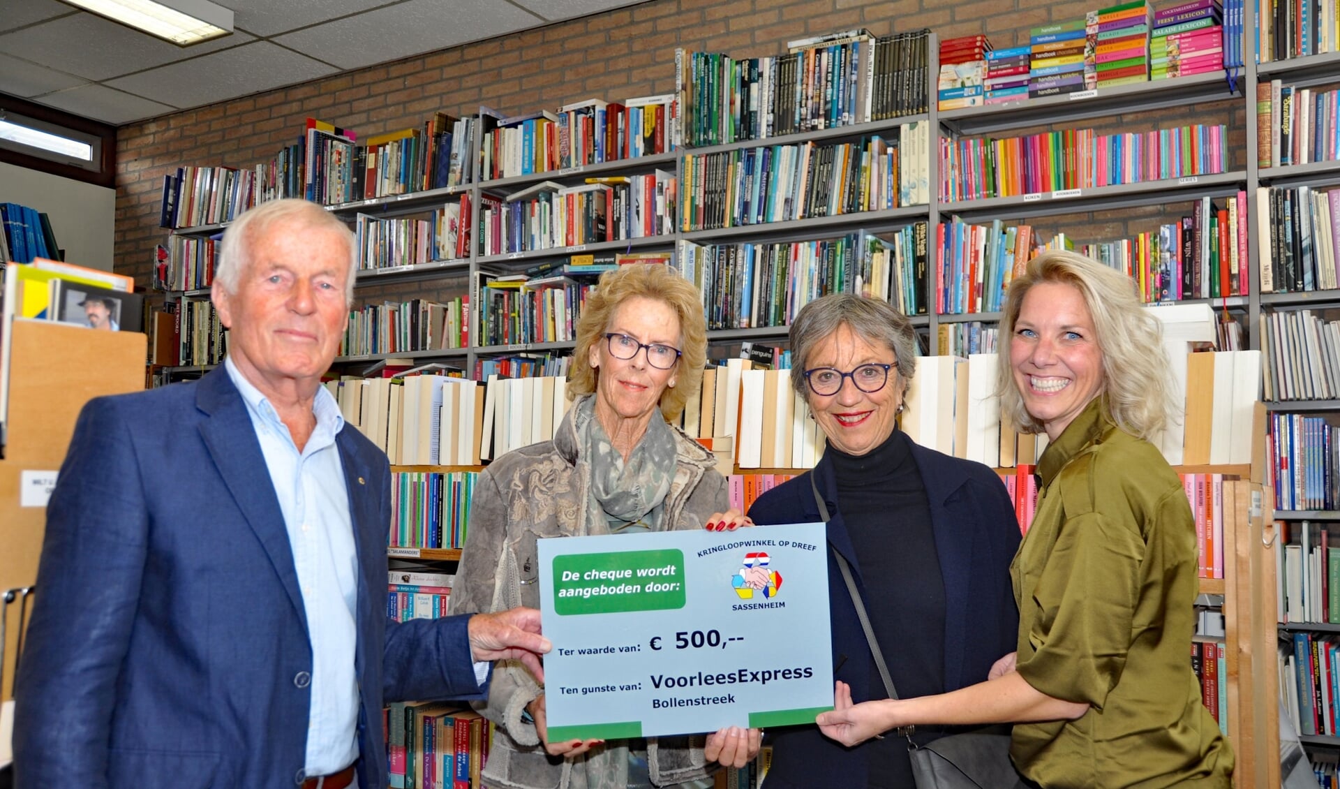 Krieno Bolt overhandigde de cheque aan Elvira Vis, Thea Bijl en Jannet Hylkema | Foto: Henk Maat