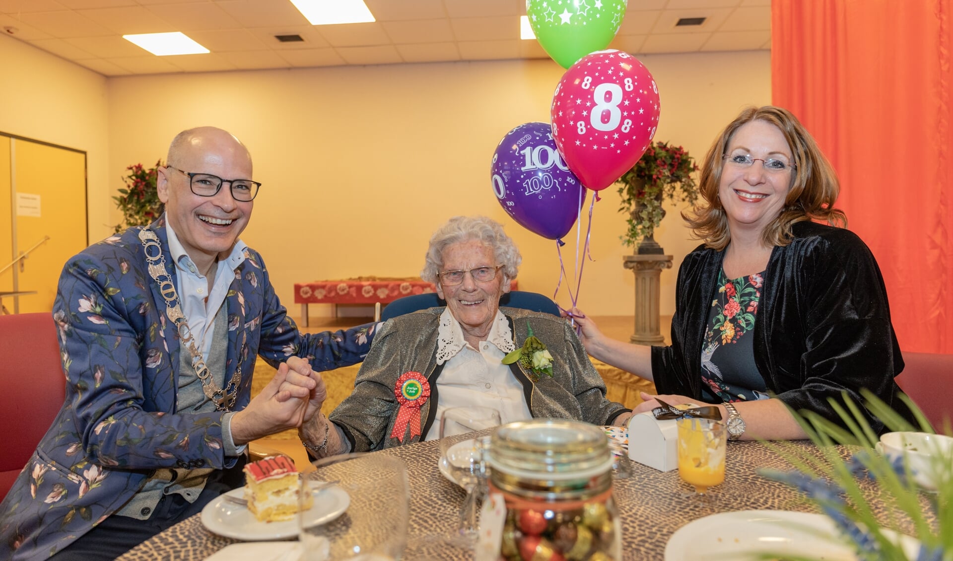 Mevrouw Keijzer op haar 108e verjaardag met twee burgemeesters op bezoek. | Archieffoto Wil van Elk