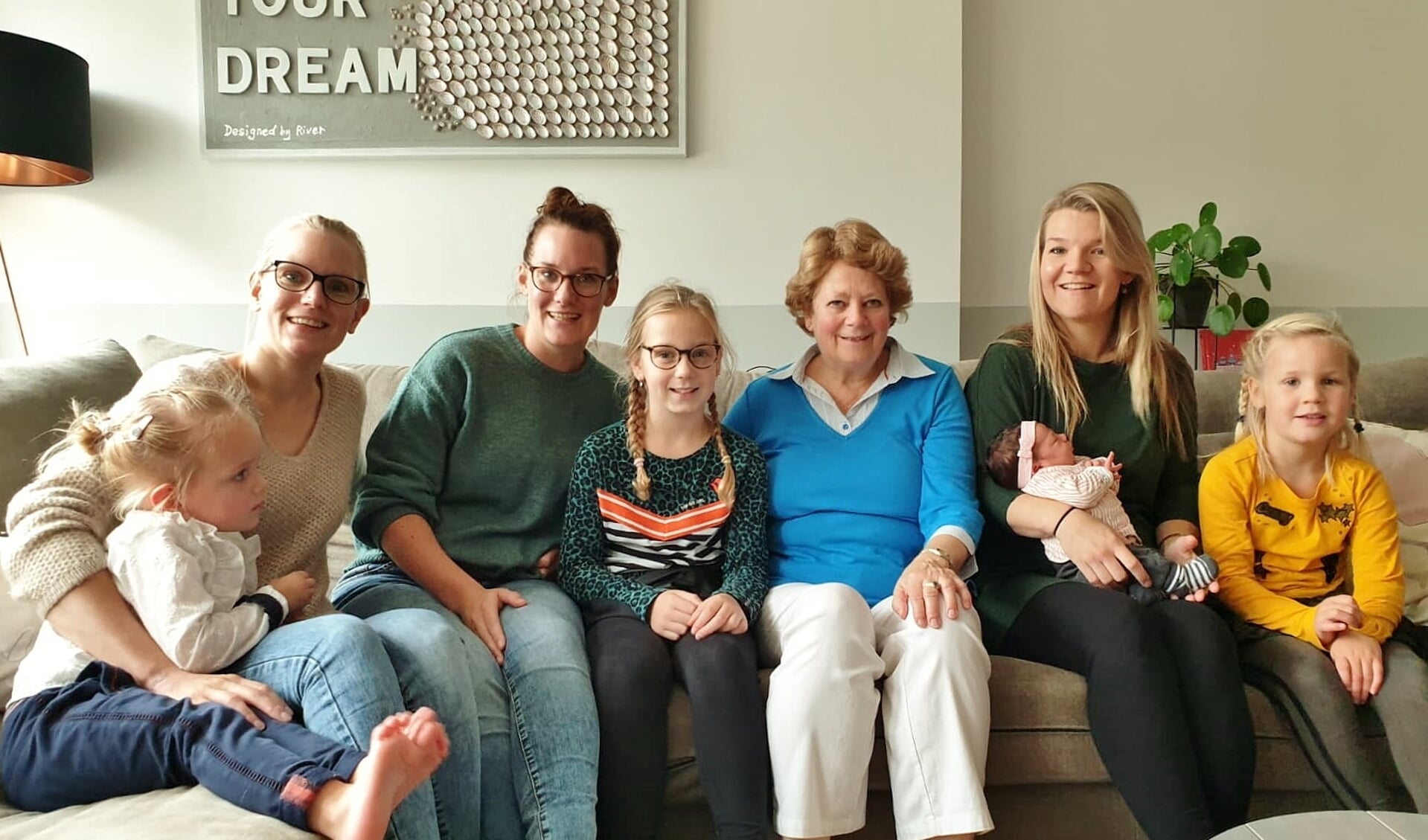 De drie zussen Juffermans (Suzan, Cindy en Petra) met hun dochters en Joke Bogerd.