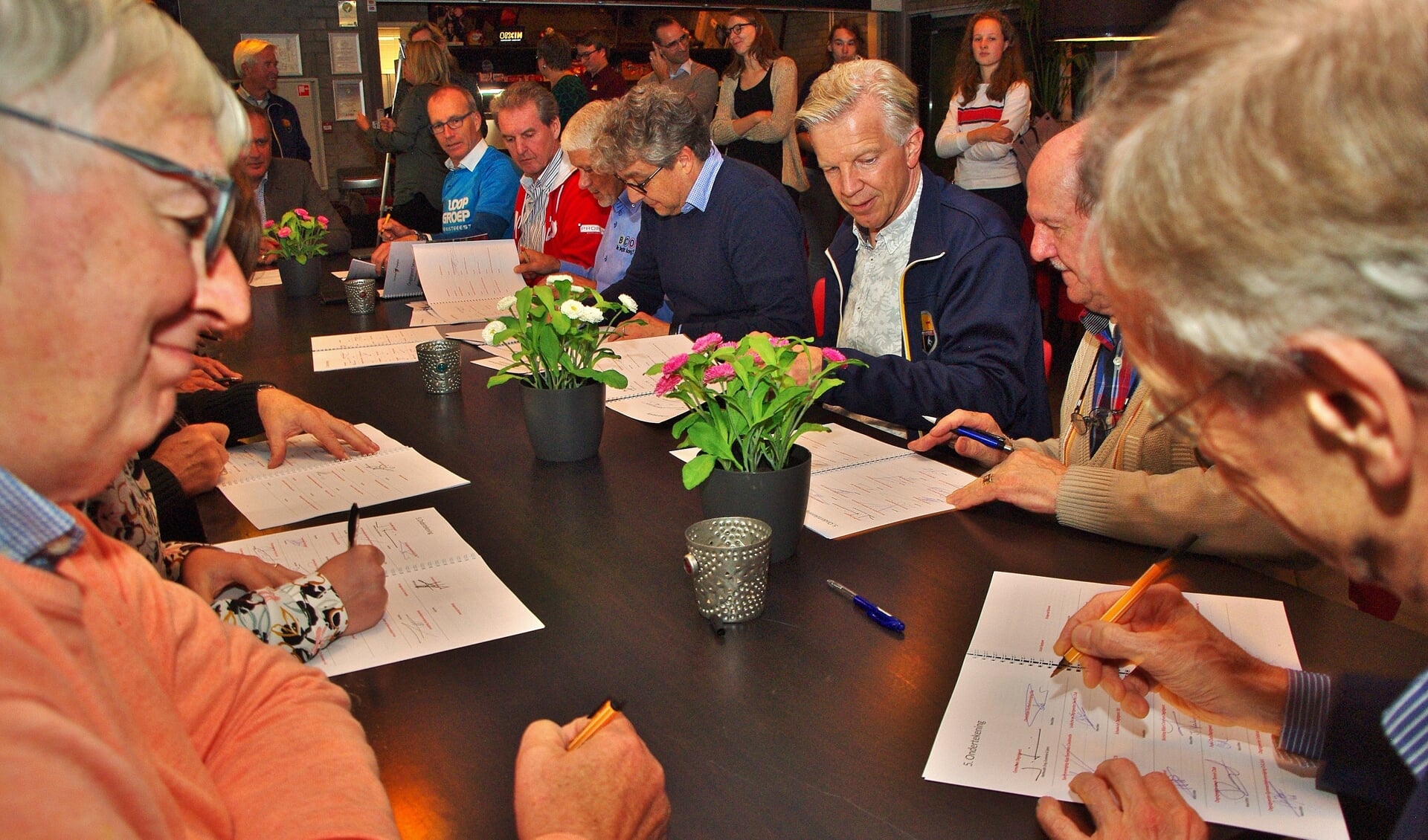 Alle verenigingen tekenden het sportakkoord. | Foto's Willemien Timmers

