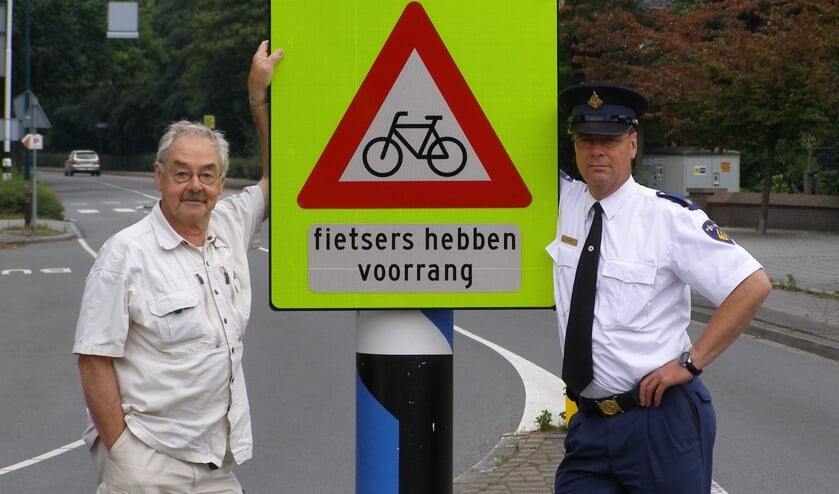 Han Prins met wijkagent Menno Zijlstra in augustus 2007. | Archieffoto Willemien Timmers