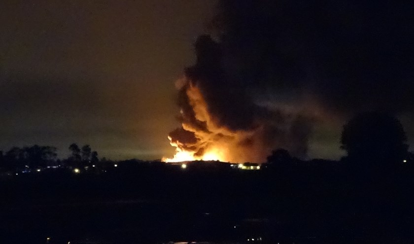 Een grote brand in het Teylingse buitengebied. | Foto: Gerard van Steijn