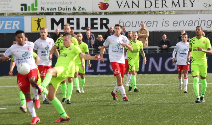 Roshanali wordt via een overtreding neergelegd. De roep om een strafschop werd niet gehonoreerd. | Foto: WS