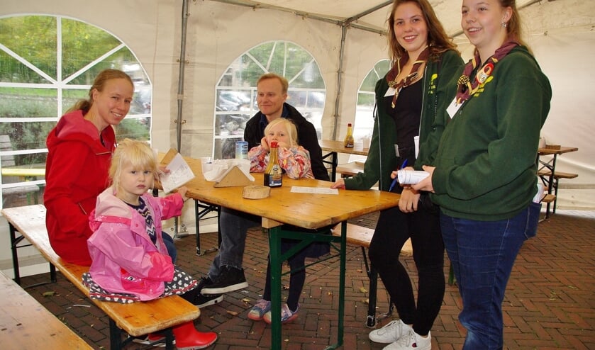 Voor een mooie prijs konden bezoekers genieten van een scouting-pannenkoek en daarmee steunden ze de drie scoutinggroepen, die het geld hard nodig hebben voor hun huisvesting. | Foto's Willemien Timmers