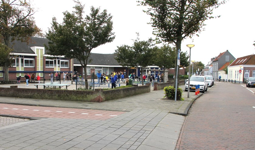 De directeur van de Bronckhorstschool maakt zich grote zorgen over de verkeerssituatie. | Foto: Wim Siemerink