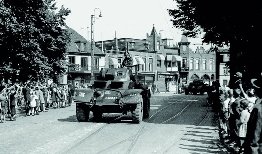 Het bevrijdingsmoment van Hillegom. | Foto: Frans Out, archief SVvOH.