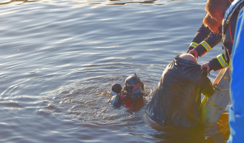Met behulp van een duiker en een ladder lukte het de brandweer de man uit het water te krijgen.