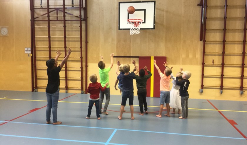 De kinderen van BSO de Wirwar ontdekten verschillende balsporten.