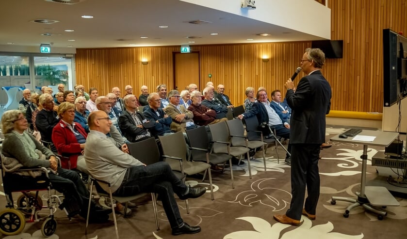 Wethouder Willem Joosten informeert de aanwezigen over de ontwikkelingen in Leiderdorp rond ruimtelijke ordening en woningbouw.