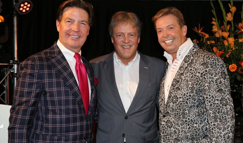Bram Mol en Charles de Boer met in hun midden adviseur Victor Salman. | Foto: Marcel Verheggen
