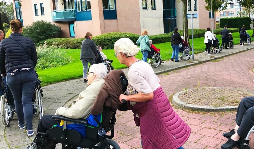 Dankzij de vrijwilligers kunnen ouderen lekker op pad: hoe meer vrijwilligers, hoe meer bewoners er naar buiten kunnen. | Foto: pr