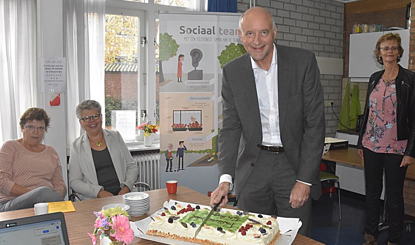 Wethouder Arno van Kempen snijdt de taart aan. | Foto: Piet van Kampen