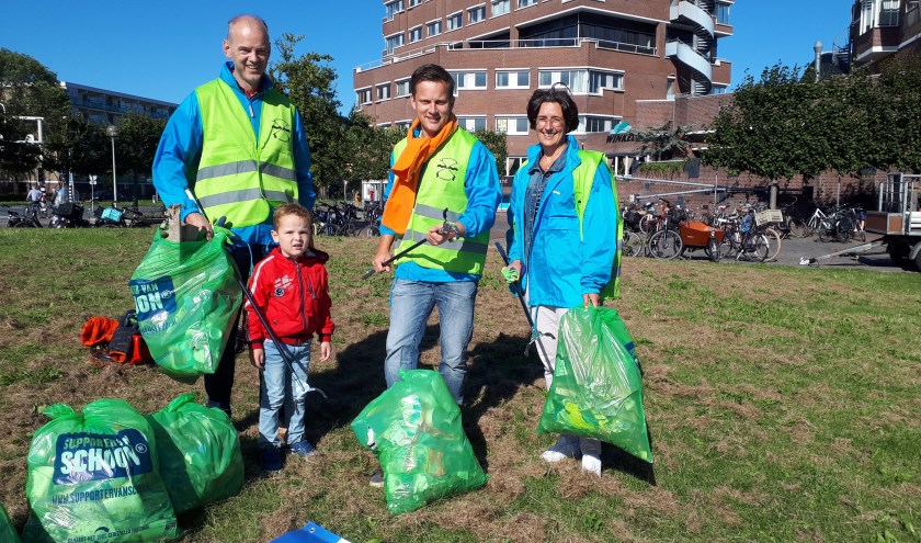 Fractievoorzitter Geert Schipaanboord (midden) van de ChristenUnie-SGP en enkele steunfractieleden tijdens de Cleanup Day op 21 september.
