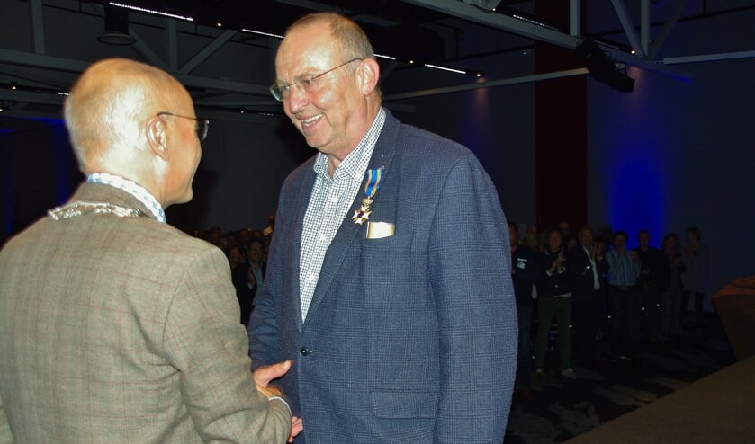 Oegstgeestenaar Mark van der Gaag ontving het lintje van burgemeester Emile Jaensch. | Foto's Willemien Timmers