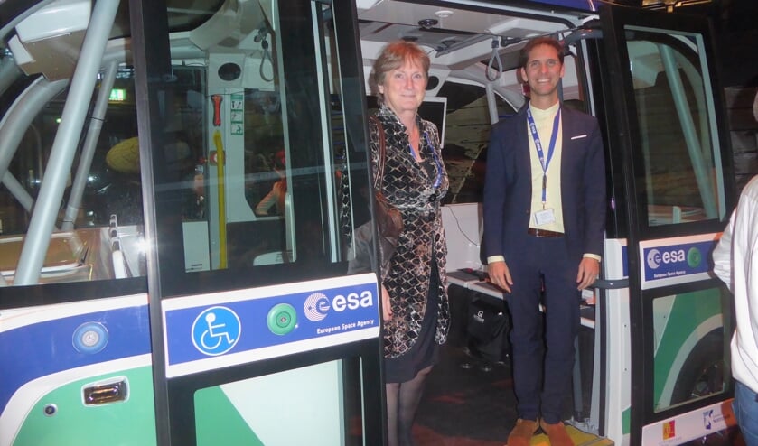 De Noordwijkse burgemeester Jon Hermans en wethouder Roberto ter Hark nemen ook een kijkje in de bus. | Foto: Ina Verblaauw