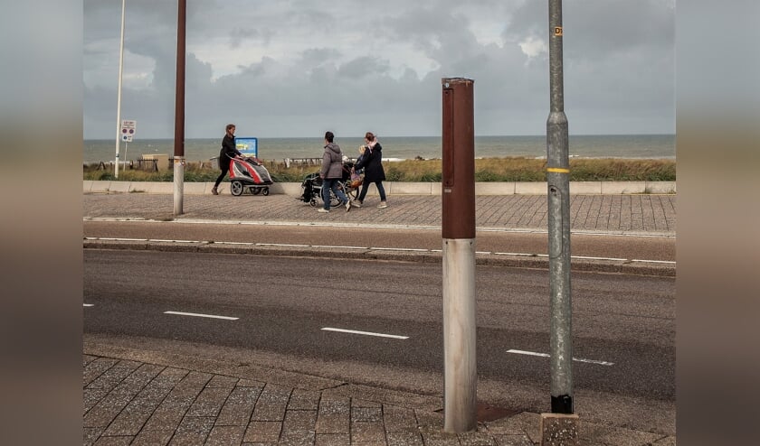 De fraaie houten lichtmasten aan de Boulevard vertonen scheurtjes en moeten dus worden vervangen.