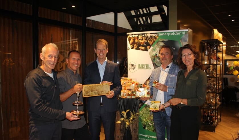 vlnr: Meinhard vd Reep, Ger van Soest, Arie van Erk, Jan van Rijn en Karin Hoekstra. | Foto: Annemiek Cornelissen.