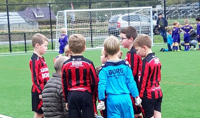 JO8-2, tijdens de time out even teambespreking.
