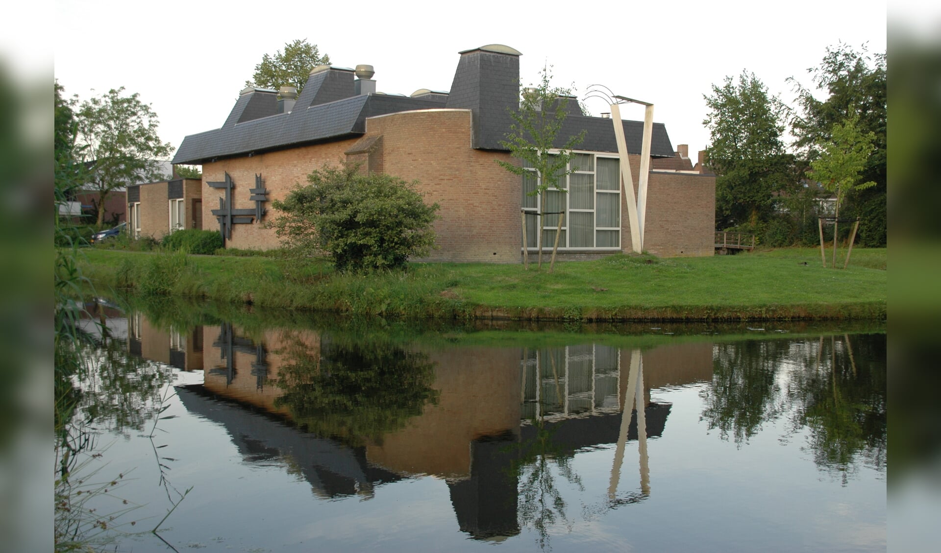 Het voormalige kerkgebouw van de Menswording op de hoek van het Heelblaadjespad en de Gallaslaan in Leiderdorp. 