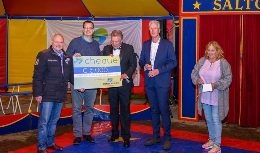 Jan Willem Mijlieff en Joep Derksen krijgen de cheque van de jubilerende organisatie. | Foto: PR