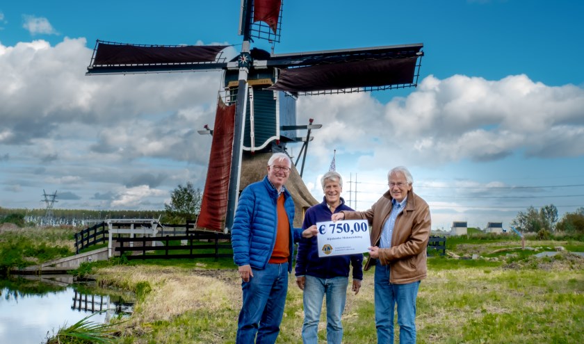 V.l.n.r. Peter de Ligt en Erik Kopp van de Lions Club Leiderdorp en voorzitter Wim Bos van de Rijnlandse Molenstichting. Op de achtergrond de Munnikkenmolen in het Leiderdorpse Weteringpark.