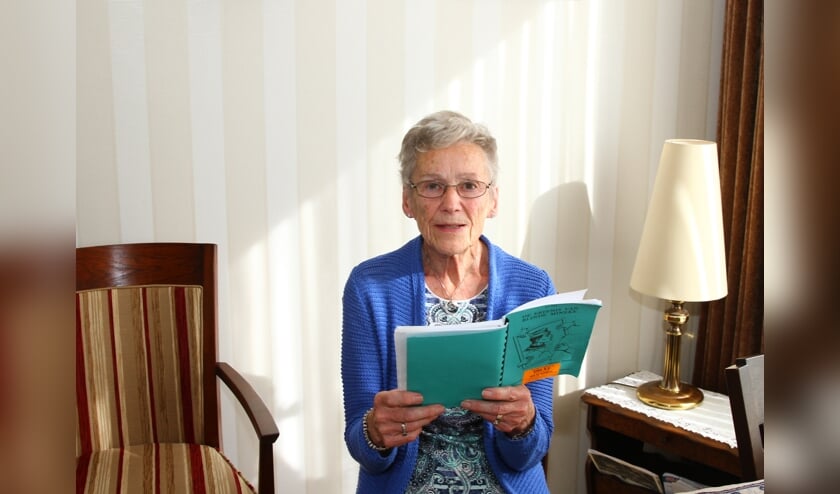 Carla Kors zoals ze zichzelf het liefst ziet: als regisseur en souffleur voor toneelvereniging OVO.