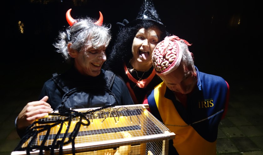 Jos Roethof (links) kreeg de prijs voor best verklede roeier tijdens de Halloweentocht van Roeivereniging Iris.