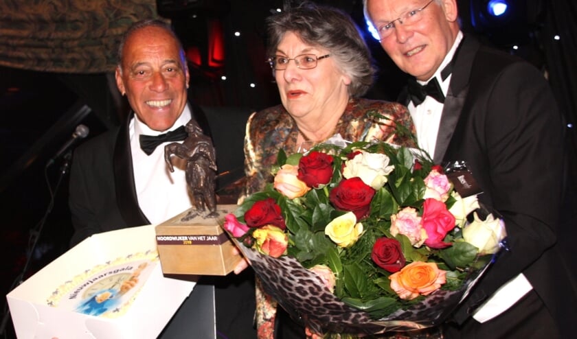 Frans van de veen en juryvoorzitter Jan Rijpstra met huldigen Louky Crama met de titel. | Foto: Archief