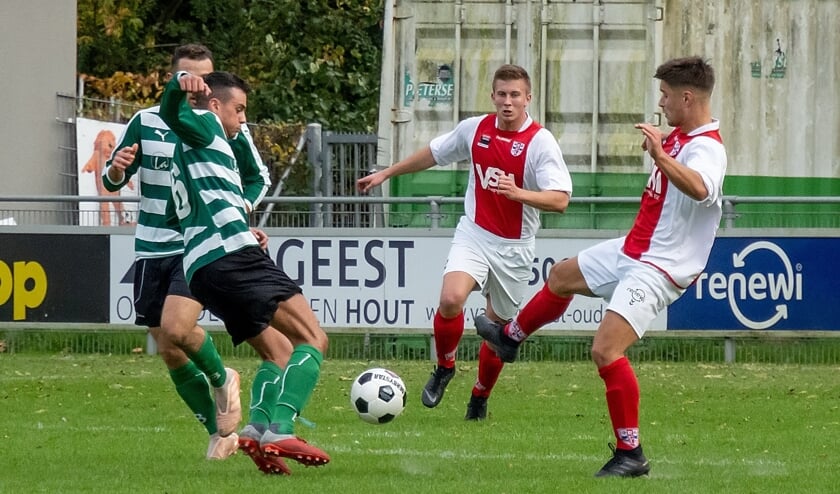 Op de voorgrond rechts doelpuntenmaker Roy Weenink. Mitchell de Kroon komt aanstormen.