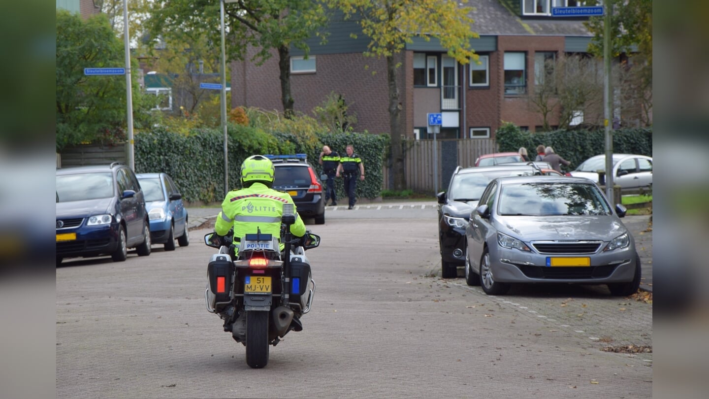 Zoektocht naar de ontsnapte verdachte in de Leiderdorpse wijk Voorhof. hte verin de Voorhof.