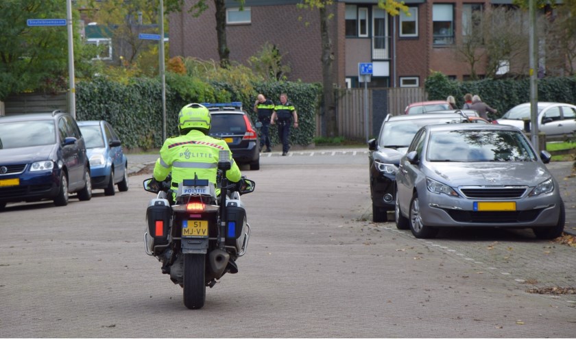 Zoektocht naar de ontsnapte verdachte in de Leiderdorpse wijk Voorhof. hte verin de Voorhof.