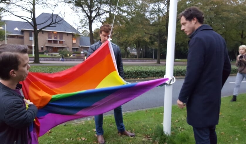 Vorig jaar werd de vlag nog gehesen langs de weg; dit jaar gebeurt dat in de tuin van het gemeentehuis.